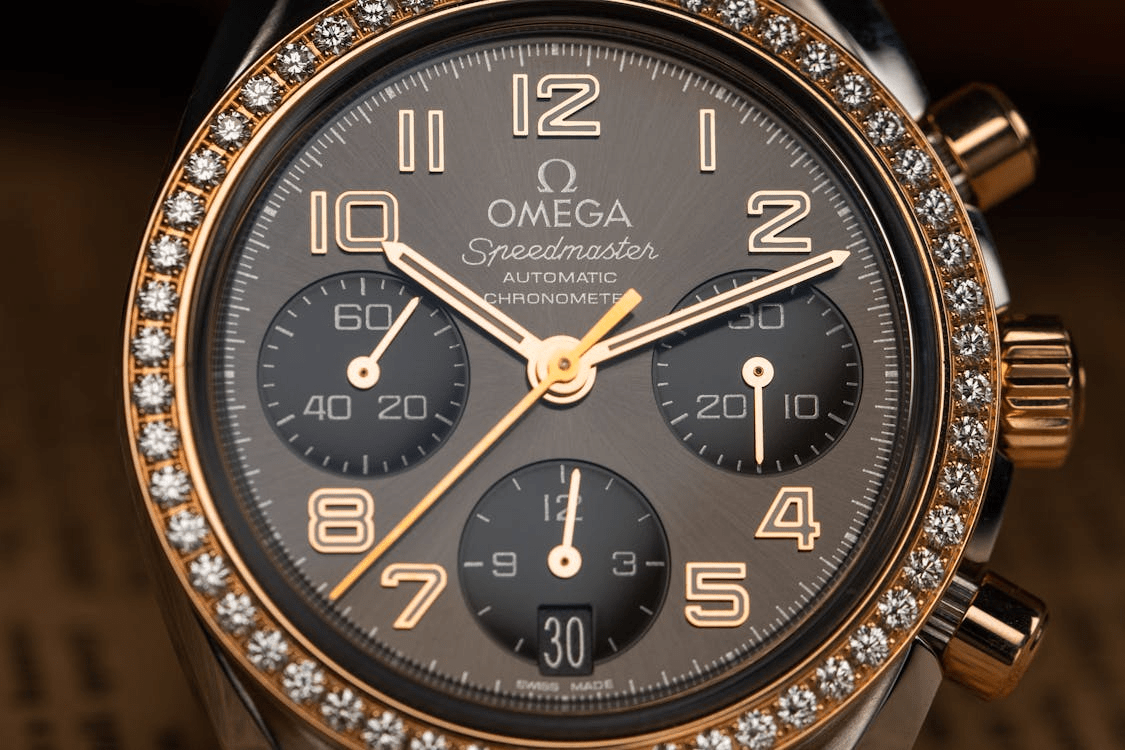 reloj dorado con negro omega